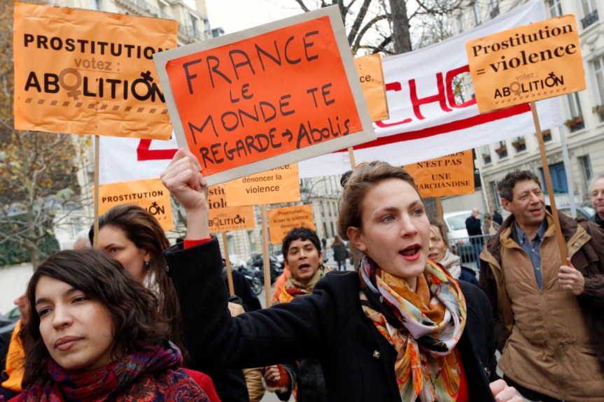 Loi sur le Renforcement de la lutte contre le système prostitutionnel : ADOPTÉE&nbsp;!