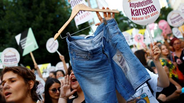 istanbul-des-femmes-manifestent-pour-le-droit-de-se-vetir-librement