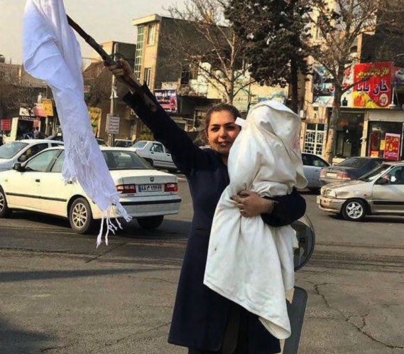 Femme iranienne:enlève Foulard.jpg